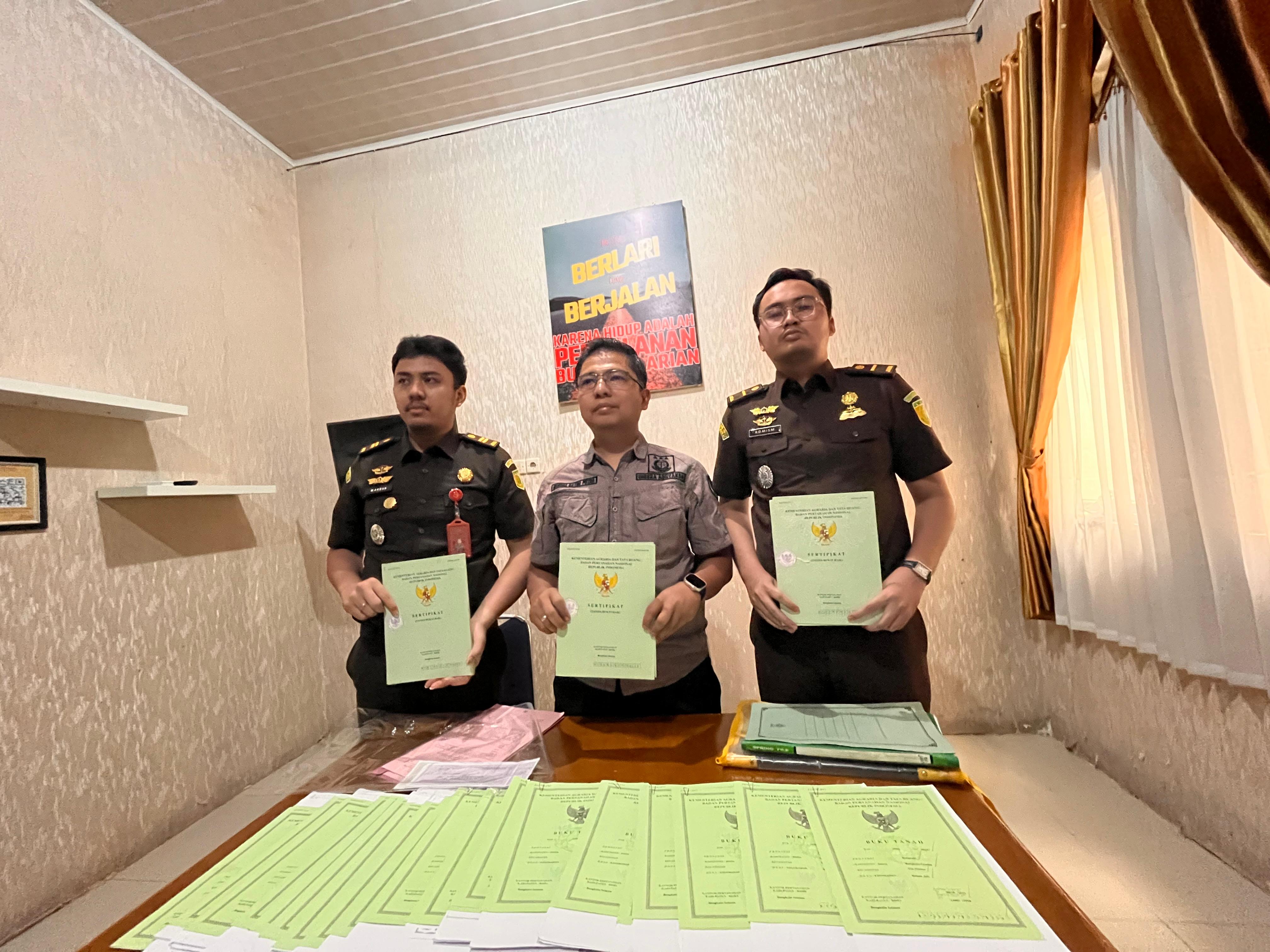 Rumah Mantan Bupati Bengkulu Selatan Digeledah Perkara Penerbitan SHM di  Hutan
