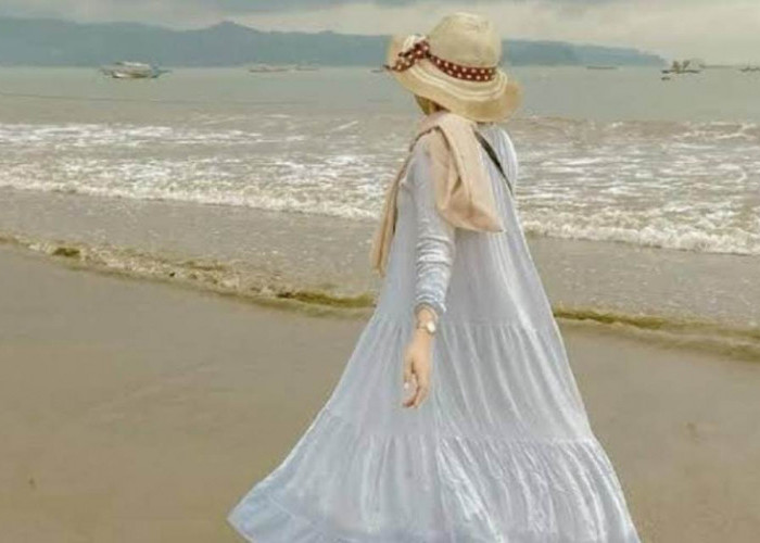 10 Tips Pilih Outfit Hijab Saat Liburan ke Pantai, Utamakan Serba Putih