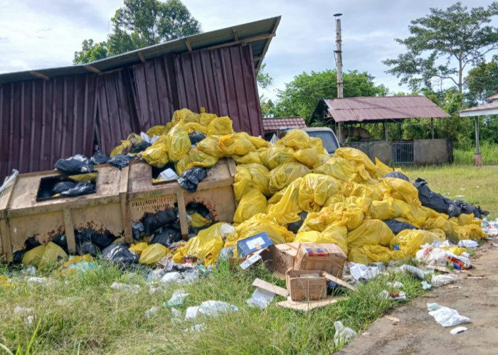 Dua Minggu Sampah Menumpuk di RSUD Tais 