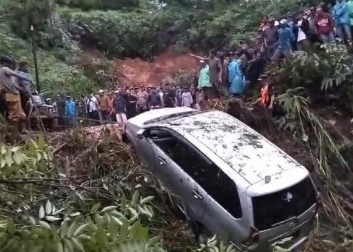 Setelah Banjir, Lebong Dihantam Longsor, Mobil Xenia Terseret ke Jurang