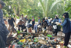 Jaga Kelestarian Pulau, Masyarakat Enggano Bersihkan Pantai 