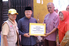Gubernur Bengkulu Berikan Bantuan Kepada Pensiunan Pemprov  yang Tertimpa Musibah Kebakaran 