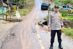 Hujan Deras Berdampak Jalan Ambles Sisakan Setengah, Mobil Tidak Bisa Melintas 