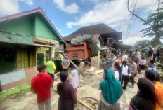 BREAKING NEWS: Truk Hantam 3 Unit Rumah di Jalan Lintas Kepahiang- Curup, Begini Penampakannya