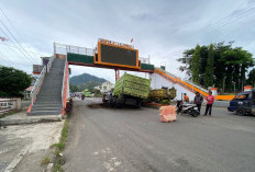 Truk Bermuatan Batu Bara Hantam Pembatas Jalan, Aktivitas Truk Pengangkut Batu Bara Dikeluhkan Warga Kepahiang