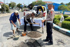 Operasi Keselamatan 2025, Satlantas Polresta Bengkulu Tambal 10 Lubang Jalan 