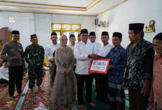 Safari Ramadan, Bupati Teddy Serahkan Bantuan Rp7,5 Juta Kepada Pengurus Masjid At-Taqwa