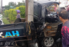 Mobil Pikap Nancap di Tiang Listrik Jalan Lintas Kepahiang - Curup