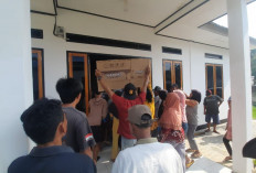 Kian Memanas, Warga Desa Dusun Baru Seluma Segel Kantor Desa