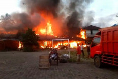 BREAKING NEWS : Jelang Buka Puasa, 5 Bangunan di Terminal Padang Jaya Terbakar