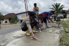 Arus Lalu Lintas Meningkat, Personel Polisi di Bengkulu Utara Mulai Tambal Jalan 