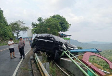 Hilang Kendali dan Nyaris Masuk Jurang Liku Sembilan, Mobil Ini Diselamatkan 'I Love Liku 9'