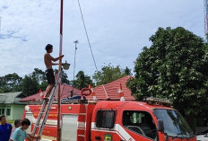 Sambut HUT RI ke-80, Damkar Seluma Siap Cat Tiang Bendera 
