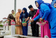 Peringatan Hari Ibu ke-96, BKOW Bengkulu Ziarahi Makam Pahlawan