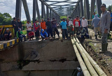 Usulan Anggaran Tanpa Kejelasan, Warga dan TNI Perbaiki Jembatan Dusun Sawah