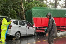 Truk Pengangkut Semen Gagal Nanjak di Tikungan Mandi Angin Kepahiang, 1 Unit Mobil Pribadi Ringsek Berat