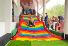 Wahana Seluncuran Rainbow Slide Hadir Selama Liburan di Benmall Bengkulu