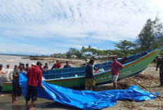 Kapal Nelayan Terbalik di Pantai Pasar Bawah Akibat Tergulung Ombak