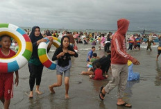 Libur Panjang, Pantai Jakat Mendadak Ramai, Ekonomi Pesisir Pantai Tutut Nikmati Untung