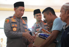Giliran Warga Kaur Terima 100 Paket Sembako dari Kapolda Bengkulu