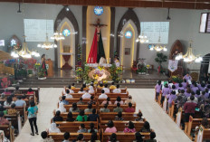 Gelar Perayaan Misa, Ratusan Umat Krisitiani Ibadah di Gereja ST. Yohanes