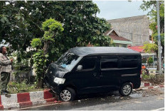 Mobil Grand Max Tabrak Trotoar di Jalan S. Parman, Arus Lalu Lintas Sempat Macet