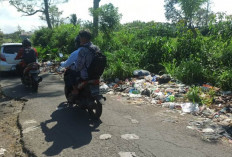 Sampah Berserakan di Jalanan Utama Kepahiang, Warga Terganggu Bau Tidak Sedap