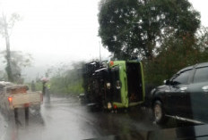 Waduh! Truk Batubara Terguling, Liku 9 Kepahiang Macet Total