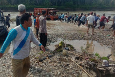 As Patah, Dump Truck Sirtu Terseret Arus Sungai 