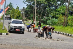 Tingkatkan Kenyamanan Pengguna Jalan, Dinas PUPR Mukomuko Tambal Sulam di Jantung Kota Mukomuko