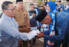 Berangkat ke Tanah Suci Gratis Hari Ini, Pasutri Terima Uang Saku dari Rohidin Mersyah dan Dirut RBMG