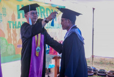 Asisten I Setda Seluma Wisuda 50 Siswa Lansia 