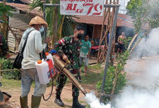 Cegah Malaria, Satgas Yonif 144/Jaya Yudha Laksanakan Fogging di Pemukiman Masyarakat