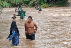 Perjuangan Pelajar di Kabupaten Seluma, Jembatan Rusak, Terpaksa Digendong Seberangi Sungai 