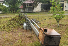 Cuaca Ekstrem, 2 Tiang PLN Roboh di Depan Kantor Satpol PP Seluma