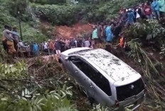 Setelah Banjir, Lebong Dihantam Longsor, Mobil Xenia Terseret ke Jurang