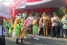 Ribuan Siswa Berpakaian Unik di Pawai Kemerdekaan Bengkulu Utara