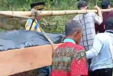 Viral Lagi! Jenazah Ditandu dengan Bambu di Langgar Jaya Kepahiang