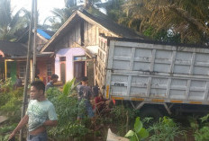 Sopir Ngantuk, Truk Angkutan Batu Bara Hantam Rumah Warga dan Nyaris Terjun ke Sungai 