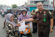 Selain Takjil, Jaksa Juga Bagikan Stiker Anti Korupsi 