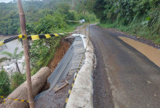 Jalan Provinsi Ambles Warga Desak Pemerintah Perbaiki Segera