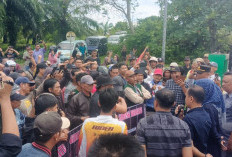 Aksi Warga Muara Sahung di PN Bintuhan, Protes Putusan Praperadilan Tsk Pencabulan
