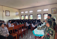 Cerdaskan Generasi Bangsa, Satgas Yonif 144/JY Berikan Materi Kepada Santri di Pesantren Almunawaroh