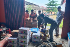 Banjir Rob Landa Seluma, Keluarga Terdampak Diberi Bantuan oleh Bupati