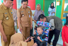 Pemkab Seluma Serahkan Bantuan Atensi Kemensos Kepada 74 KPM
