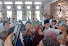 Salat Zuhur di Masjid Agung Kota Bengkulu, Anies Diserbu Jemaah 