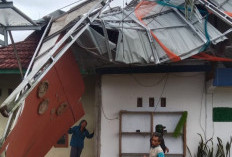 Atap Auning Ambruk, Listrik Terdampak Akibat Badai di Kepahiang 