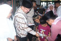 Shalat Idul Adha di Masjid Desa Kertapati Bengkulu Tengah, Gubernur Serahkan Bantuan Sapi Presiden