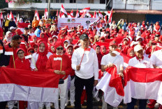 Pemkab Rejang Lebong Bagikan Ribuan Bendera Merah Putih Kepada Masyarakat