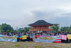 Tolak PPPK Paruh Waktu, Tenaga Pendidik Pimpin Honorer Orasi di Gedung DPRD Mukomuko